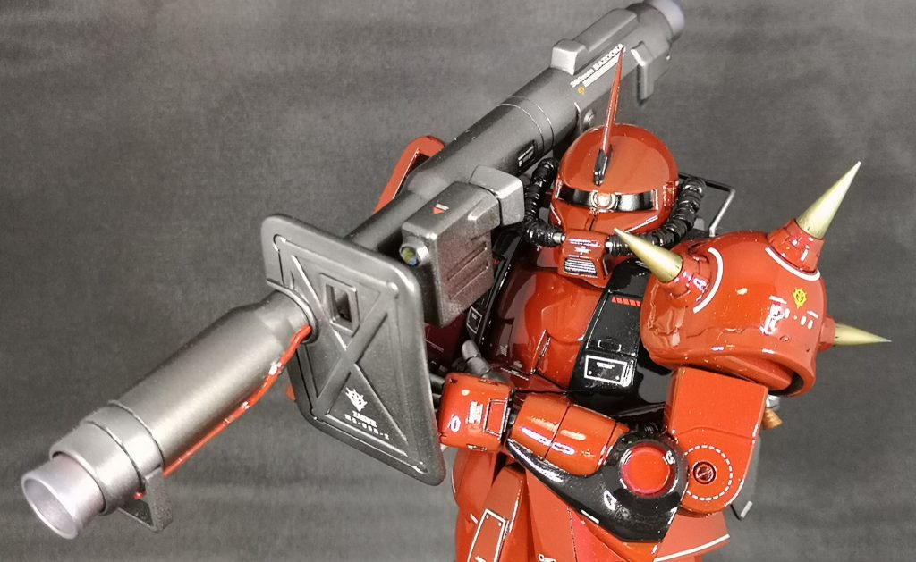 肘を二重関節にしてバズーカを構えられるようにしました。肩のトゲが痛そうです。