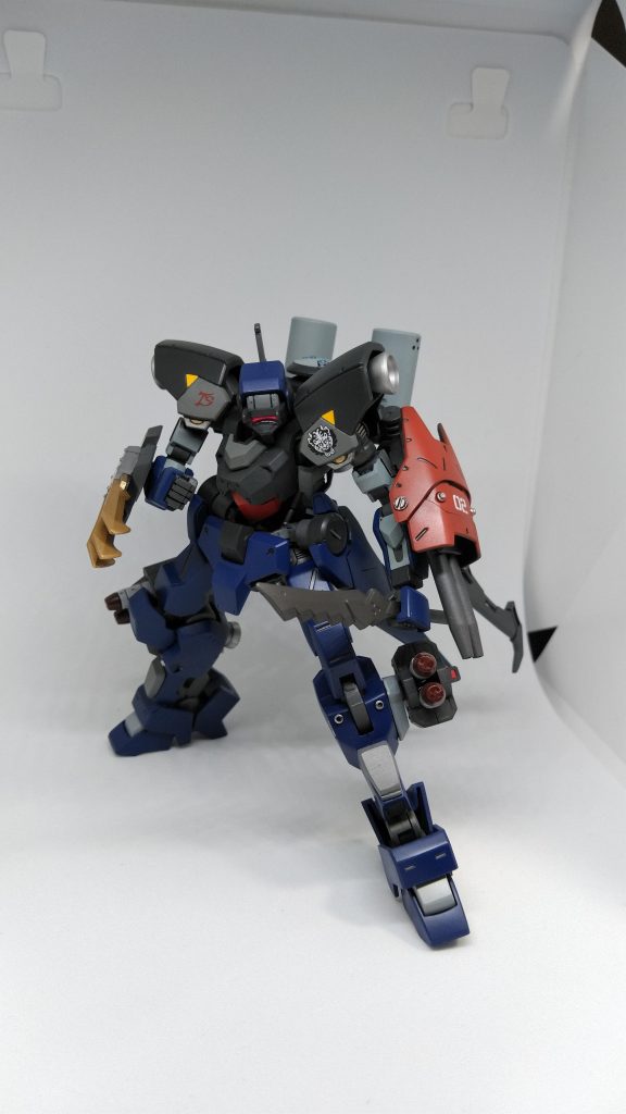 ベースは獅電ですが、肩、バックパックは流星号、腰はバルバトスルプスの物を使ってます。（どちらもテイワズ製なので余ったスペアを使っているという設定）腕部の2連砲は昔のHGキャンペーンの物にアスタロトの盾を少し削ったものを取り付け。元々の腰アーマーは脚につけてハードポイントにしています。
