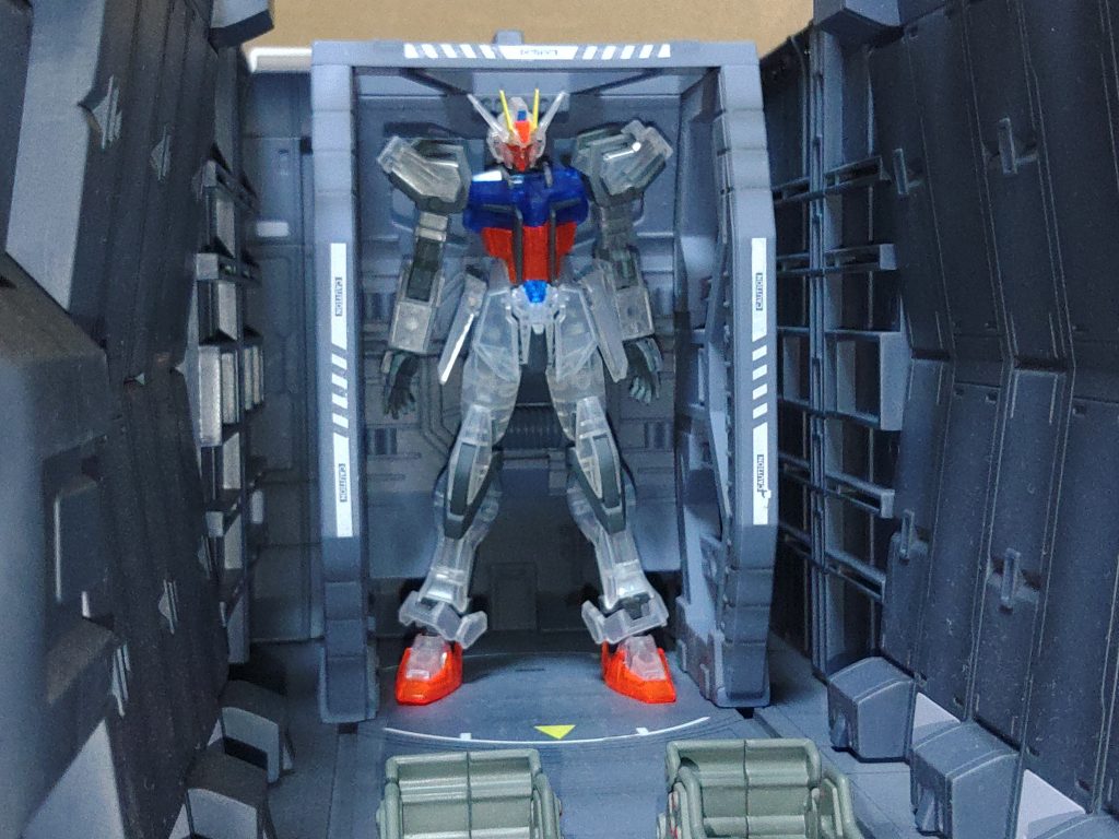 ハンガー内は天上を外せば明るいのですか閉じてしまうと真っ暗になるのでライトでも仕込もうと思います。