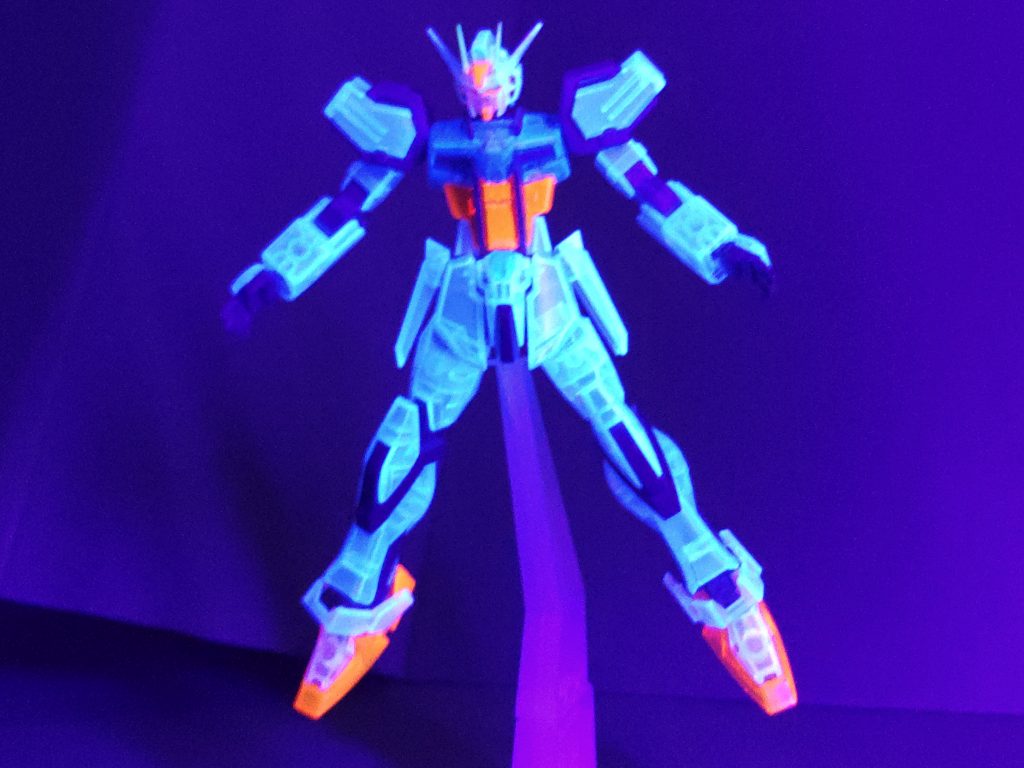 なのでブラックライトで光るようにしてあります。