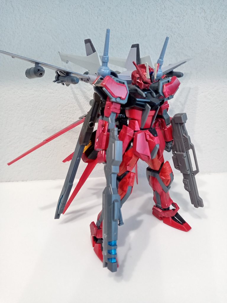 イグニスストライカージェットストライカーをベースにエールストライカーも組み込まれた高機動バックパックオオトリが好きなので意識したシルエットに