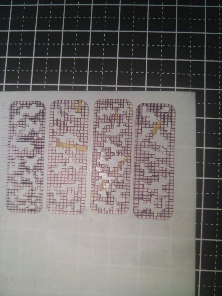 デジカモ迷彩は100均のシールテープを使ってステンシルテープを自作しました。もう当分やりたく無いです…w