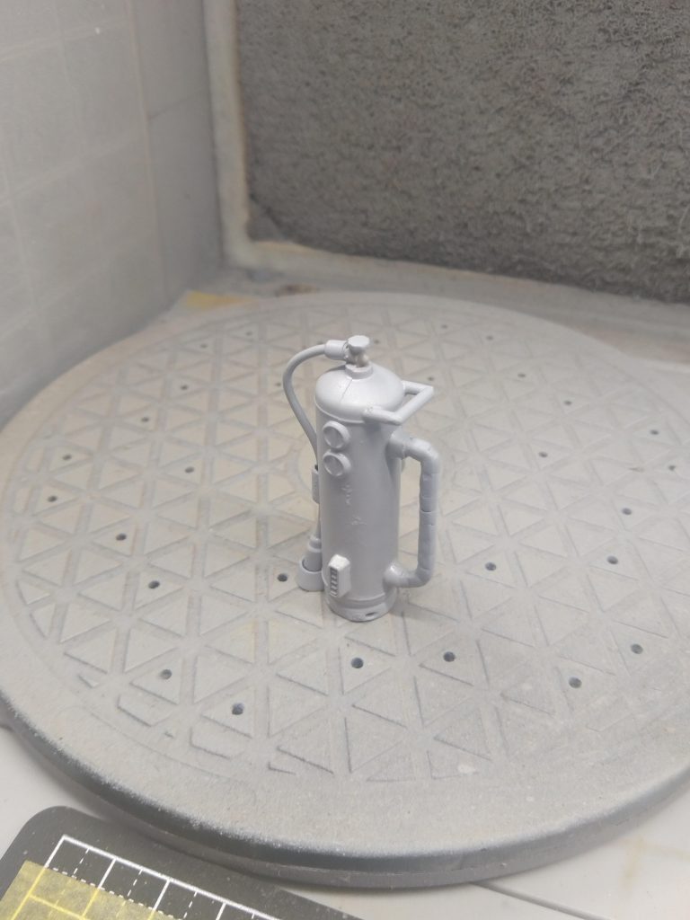 予備タンク試作段階。この段階で友人に見せたら｢ビームスナイパーライフルに吹き掛ける冷却剤？｣とか言われたので実際にMSに繋ぐように作り直しました…。