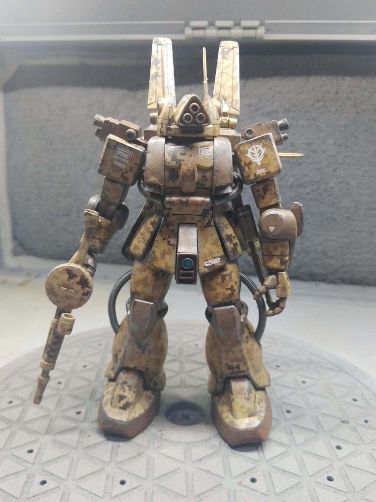 ザクフリッパーのキットには武器は付いてこないのですが今回はスカウトスナイパーのスポッターなので観測役+狙撃時には無防備になる狙撃兵の護衛役を担っているのでザクマシンガンとヒートホークを装備させてみました。