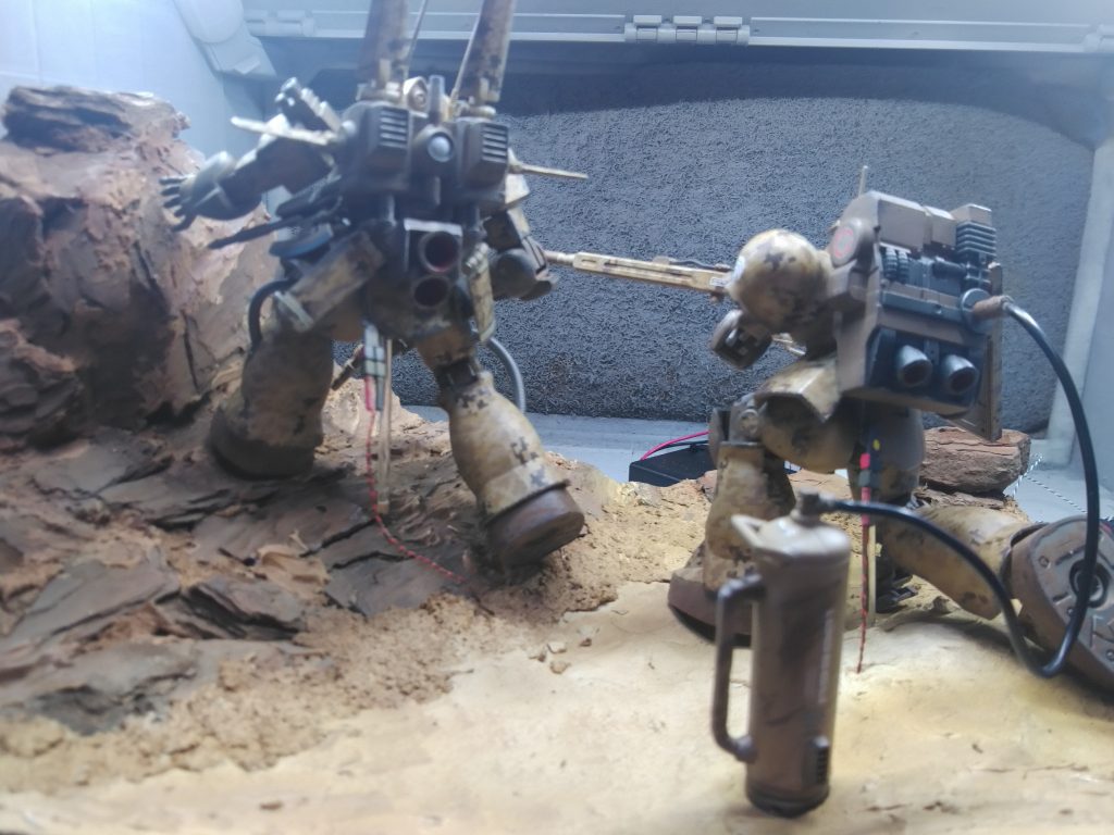 スカウトスナイパーだと長期の斥候、観測任務を行う事もあるし、そうなると携行できるサイズの予備のエネルギータンク等も必要になるのでは？という妄想をしてザクスナイパーには携行できるサイズの予備タンクを装備させてみました。