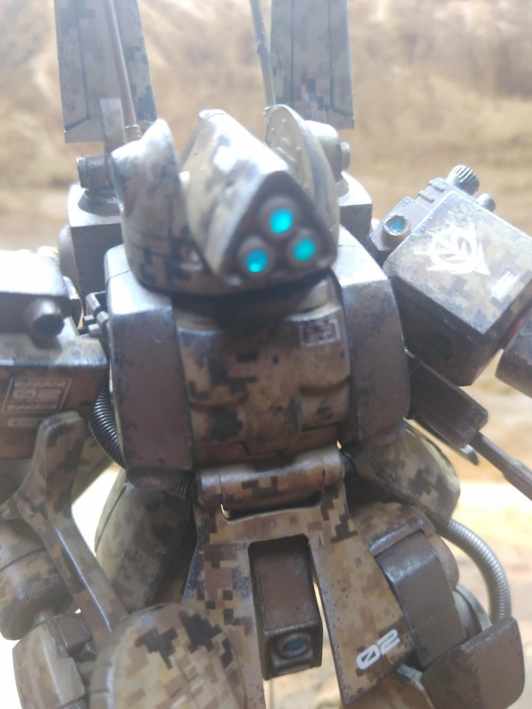 画像加工に頼らず肉眼で見た際も写真と同じ様に見えるガンプラが作りたいという思いがあり、眼の光もLEDを仕込んで光らせるようにしています。ただ、配線が悪目立ちします…w