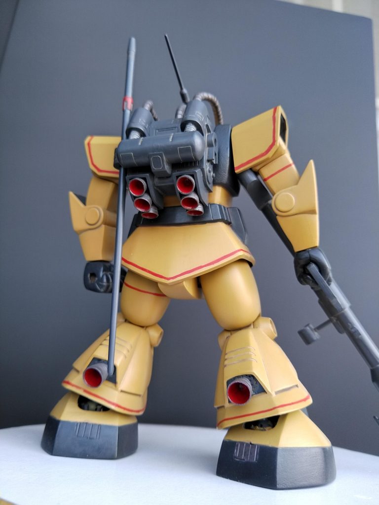 後ろから。マーキングはエナメル塗料で手描きしてます。足首だけボールジョイント化。他は無改造です。