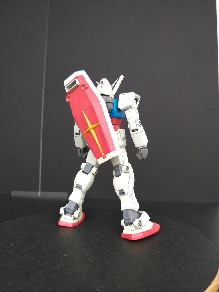 後ろから。靴底のアキレス腱のところは可動を考慮し、少し削ってます。