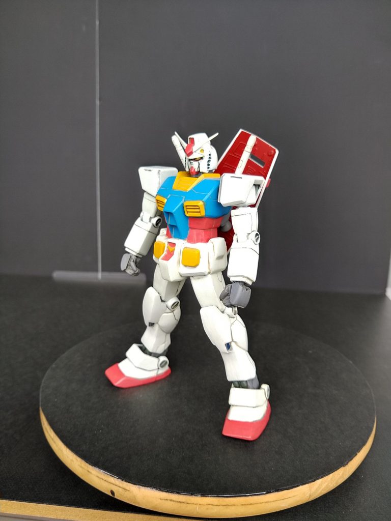 斜め上から。シールド裏はアニメーションっぽく赤く塗りました。