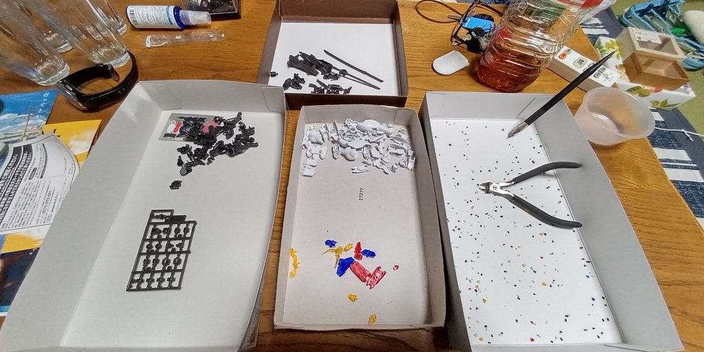 まず、ランナーからの切り出し。右端のツブツブは、2度切りの後です。片刃ニッパーでどんどん切り出しました。ランナーごとに分けて集めてます。ここまで１時間！