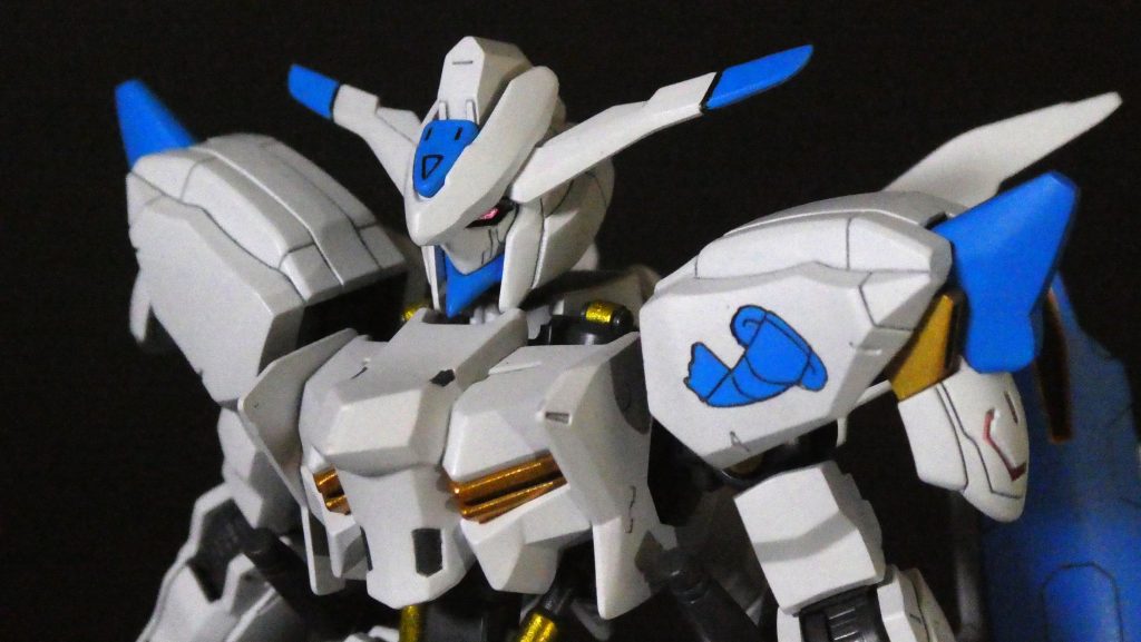 左肩のエンブレムは水転写デカール売ってなかったのでホイルシール使って無理矢理掘りました。絶対おすすめしません。