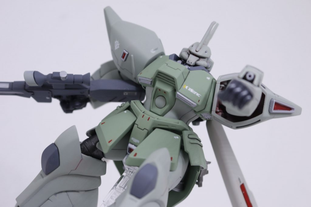 本キットは2004年のアイテムということで、実に20年近く前の商品。全体的なフォルムは格好いいのですが、やはり可動となるとなかなか厳しい。股関節、肩など、苦しい部分が見受けられます。