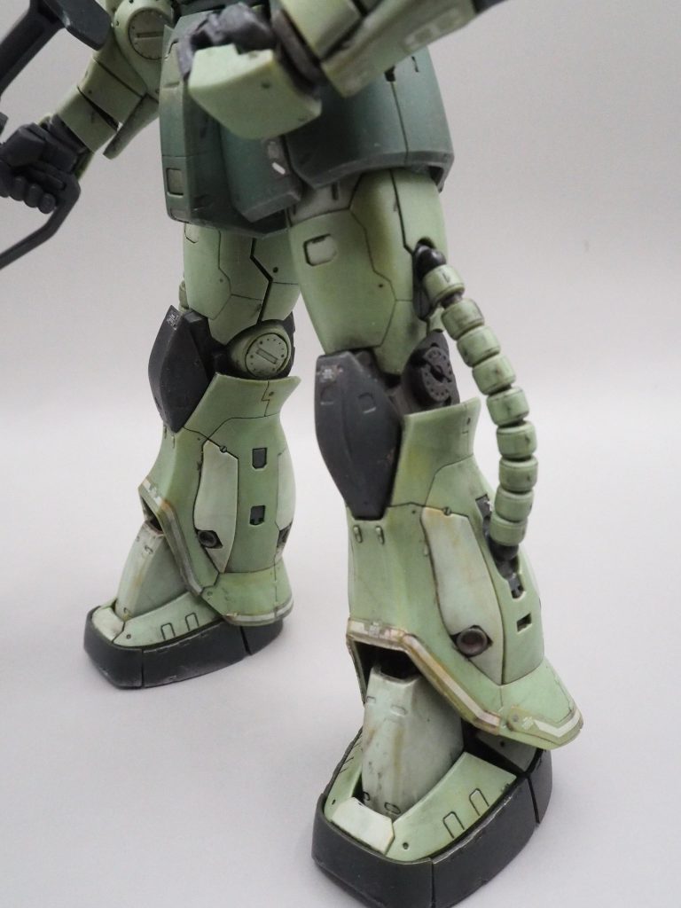 足元も泥んこで塗装が剥げて下地の金属が見えてるイメージ