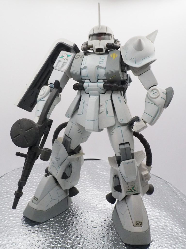 確かホワイトに数滴ほど明灰色を混ぜて、グレー部分は軍艦色をホワイトで薄めた記憶があります。スミ入れは黒だと強いしグレーだと薄いので、そのへんにあったブルー系を適当に色々混ぜて偶然できた色です。