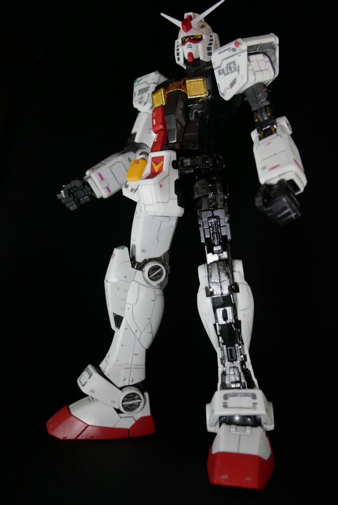 胴体、両足、腕の上腕部がダイキャストが使用されています。