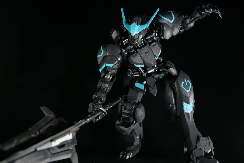 パッケージイラストに近いポーズをとらせてみました。関節がよく動きますが、自分のようにガチャガチャ遊ぶと関節のゆるみが生じるのでご注意をw。