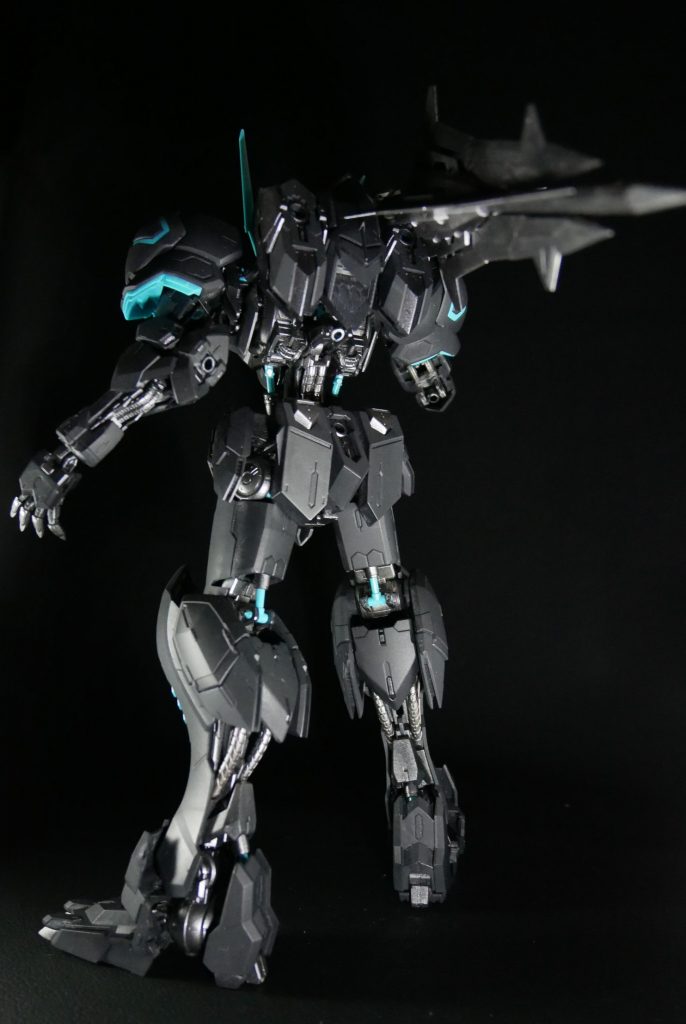 背中もマッチョでいかついです。