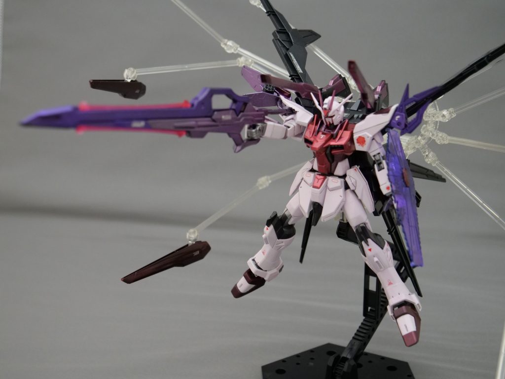 RGストライクフリーダム光の翼セットのスタンドを用いて。ファンネル系のキットをどうやったらカッコよくディスプレイできるか教えてください