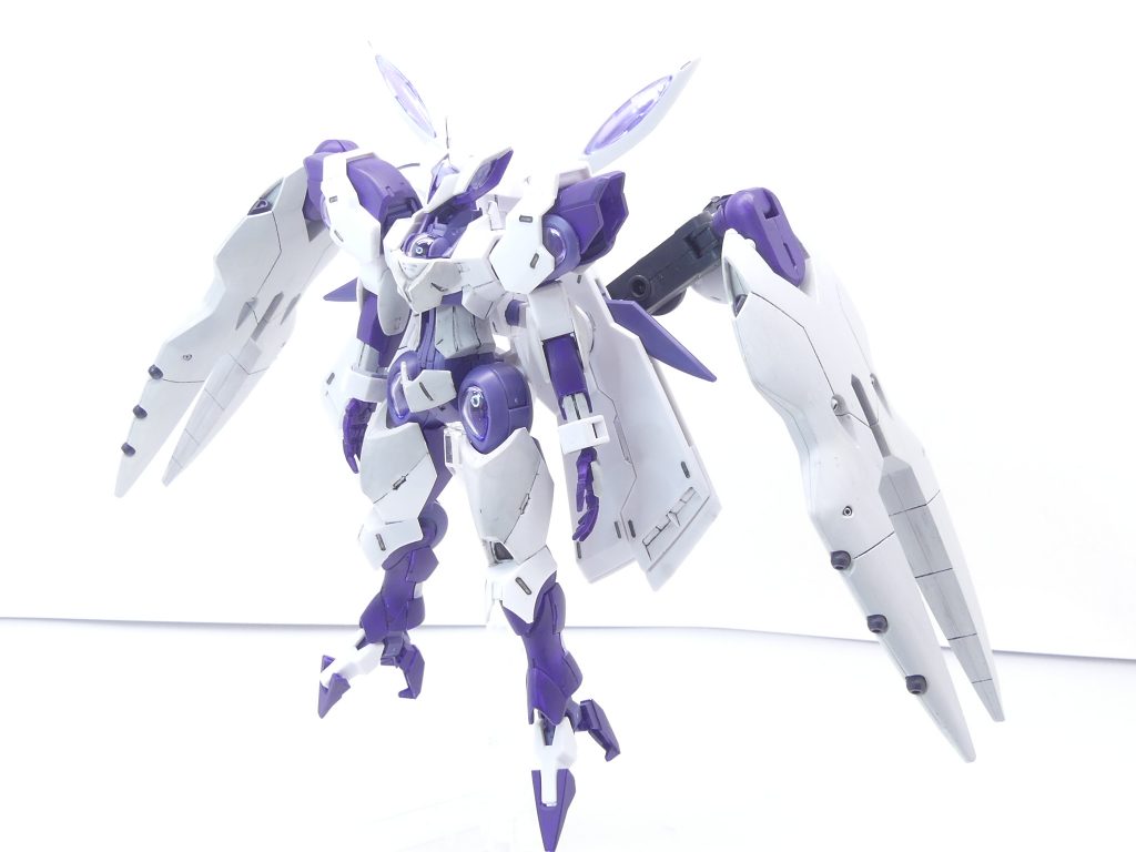 前から。改造用キットとして使用したのは「HGG-レコ ガンダムGールシファー」。「GBNW」で使用予定だったスカートファンネルが二基分余っていたので、そちらを塗装してアームアームズのアームを介し装備。平手もこちらから移植。