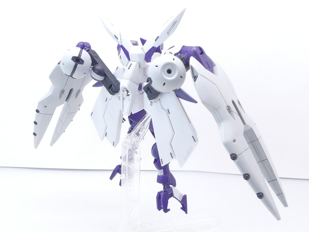 他、パネルライン的に白塗装、淡い紫部分は全て塗り替え。アームアームズの中点3ミリ穴を使い、ノンキネティックポッドも背負わせています。ガンプラバトル用に最適化されたベギルベウ…といった感じ。