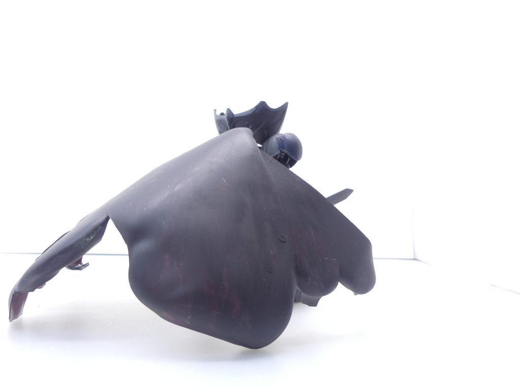 バルバトス・ヘシアン、後ろから。ほぼマントです。本体としては、SDCSガンダムバルバトスルプ(略)をほぼそのまま使用。上腕のみ余っていたシルエットブースターで延長した上でダブルオーダイバーエースに変えました。他、一部パーツの脱落と襟っぽい窮奇ストライクフリーダムガンダムのパーツ追加、首はジョイントごと落として細金属ワイヤーを生やしました。