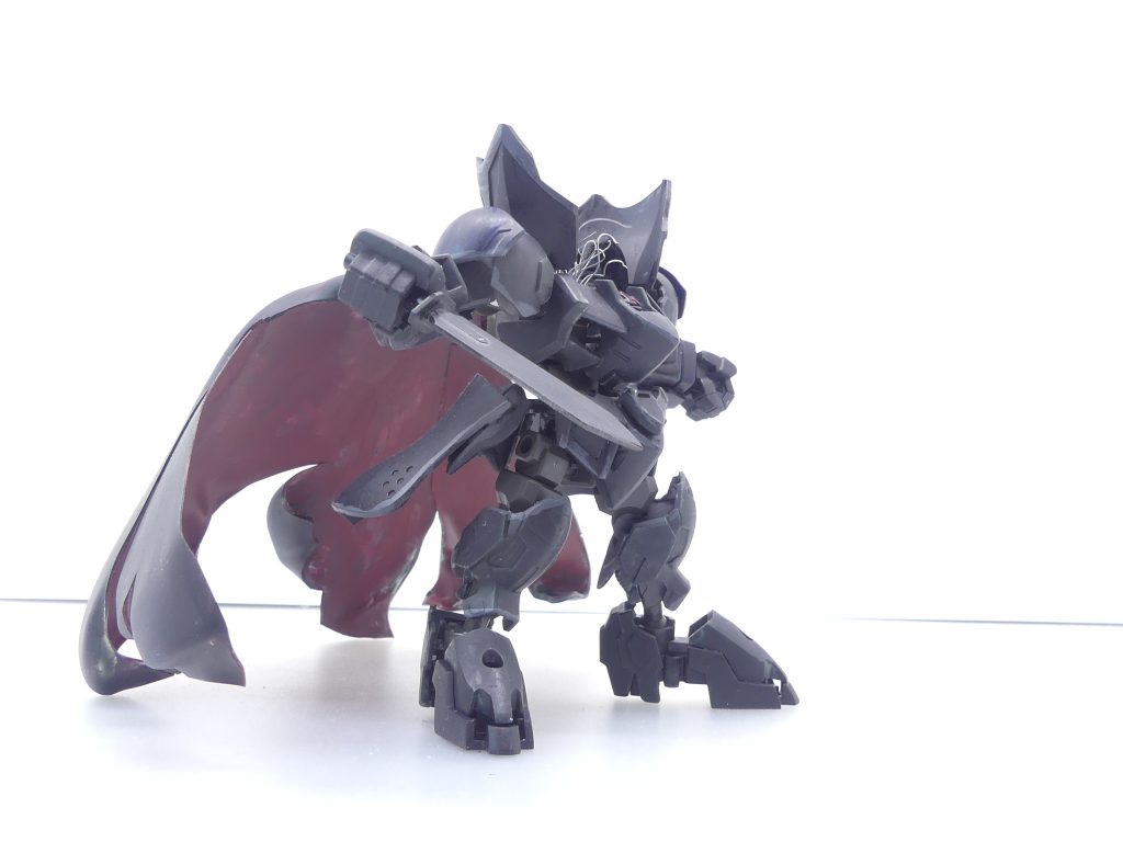 マントは透明プラ板を熱して作成。背中にボールジョイントを作って片側のみで支えます。剣は一応…BUG部隊兵から…