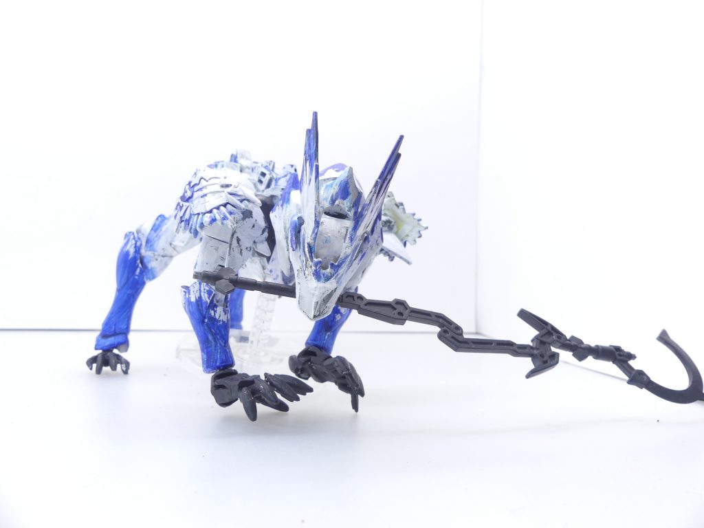 …そして白いオオカミ・バルバトス・ロボ!正直どうやってもロボっぽくならず…塗装が難産過ぎました。一時は投稿しないことまで考えたくらい…ともかくベースはガフラン。先ほど使用しなかったバルバトスの頭部や手首を使用し、オオカミっぽい乗り物にします。