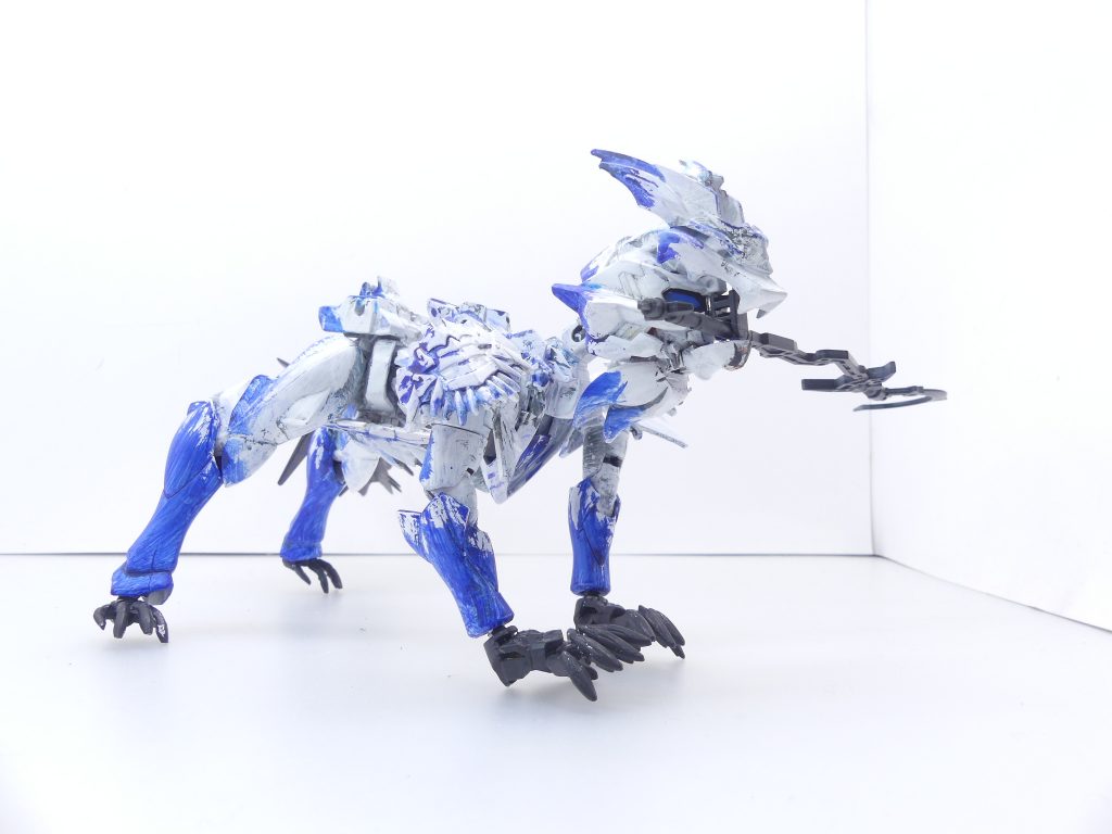 頭部の装飾はウルフボーンとかポケプラゼクロムとか馬超バルバトスとか…剣は「30MM」・カスタマイズウェポンズ(魔法武装)。剣は取り外せません(過去ザシアンをやったらバランス調整が非常に難しかったので下顎を固定にしています)。塗装はガイア白サフからシタデルコントラストをマジックリンでこすったり…