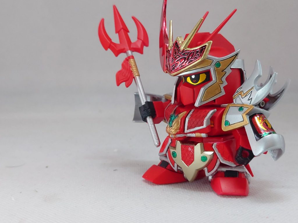 大まかな所はエアブラシですが細かいところはアクリジョンの筆塗りで塗ってみました(さすがに目や肩アーマーの側面はシールですが)