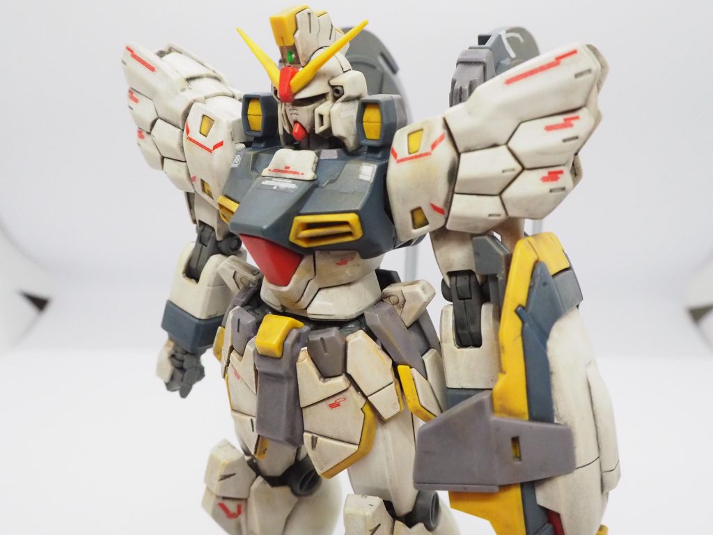 完成後につや消し処理を施し、Mrウェザリングカラーのマルチブラックでスミ入れと全体のウェザリング