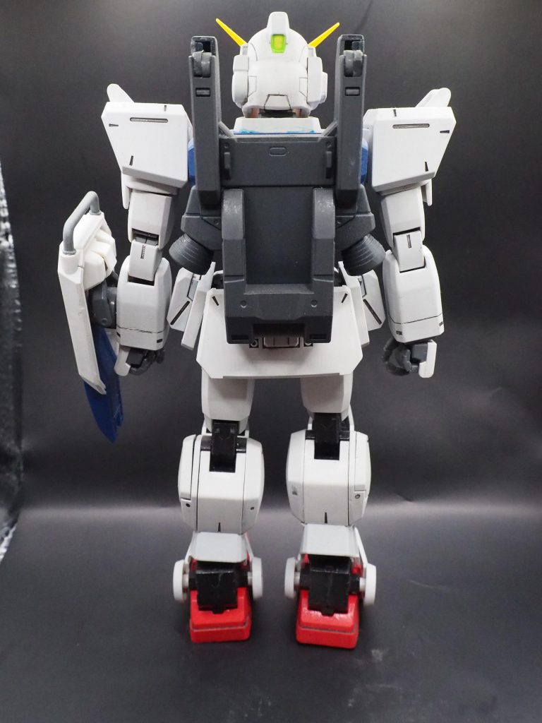 腕のパーティングラインを処理する過程で、手首付近のモールドが埋まってしまったのでスジ彫りをしましたが失敗してます。筆塗りよりスジ彫りが下手という課題が新たに生まれました。