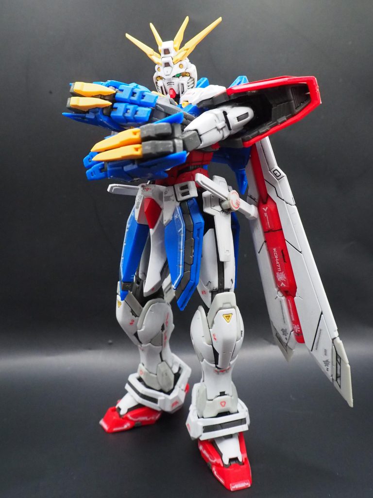 腕組みができます。手刀みたいな形の手を脇の下に挟み込むような感じでポージング