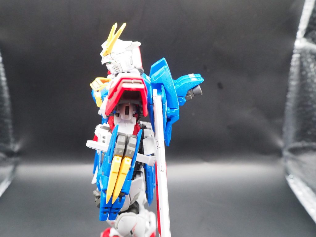 動かしていて羽の付け根の可動部を割りました。まだゴッドフィンガーのポーズを取らせる前にやってしまったので必殺技がいまだに未発動です。