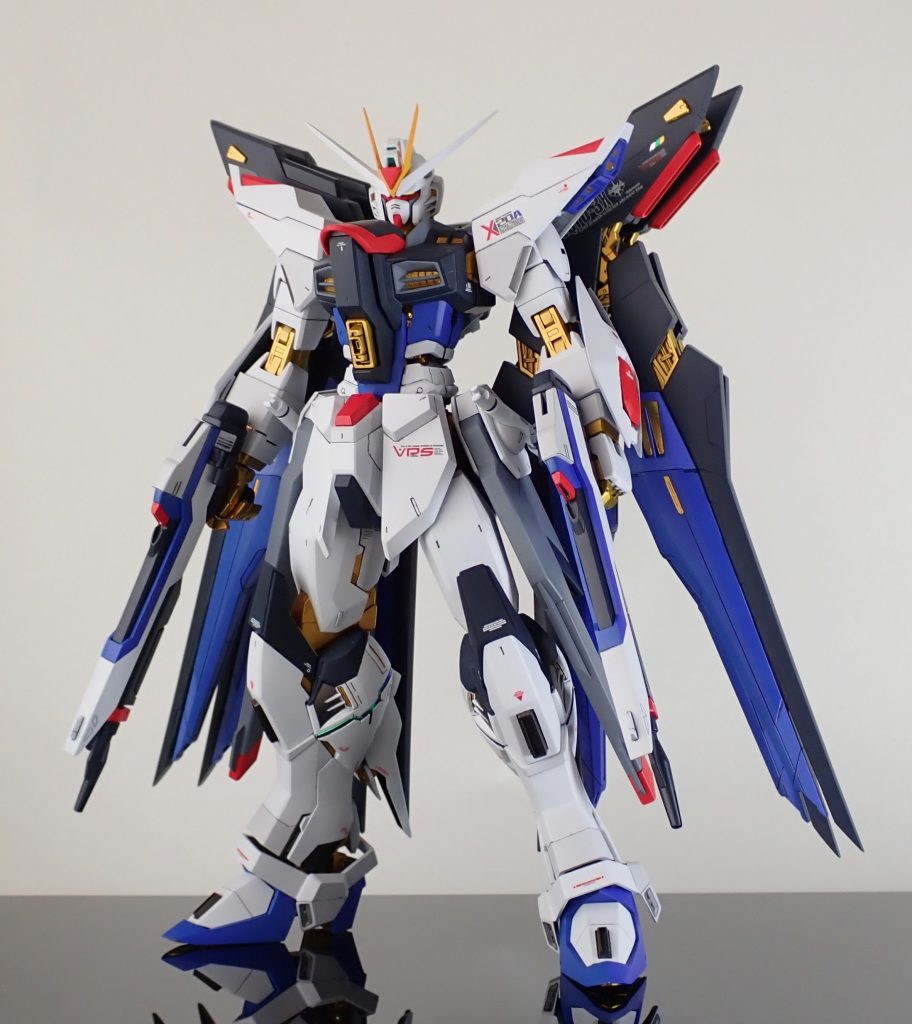 改修点・頭部：アンテナにプラ板を貼り延長、ヒサシの角度変更、ツインアイをプラ板から切り出し。アゴはプラ板で少し大きめに形状変更。・腕部：肩部は外側に1㎜延長し、シャープになるように形状変更、シールド発生器をプラ板やパテで一回り大型化。前腕はプラ板で囲ってボリュームアップ。・胴体：胸部はストフリ、腹部はジャスティスベースとし、エポパテでフレームを繋げてから、各部をすり合わせています。