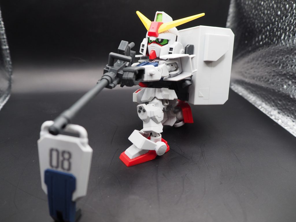 コンテナ背負いながらきちんと180mmキャノンを保持してます。