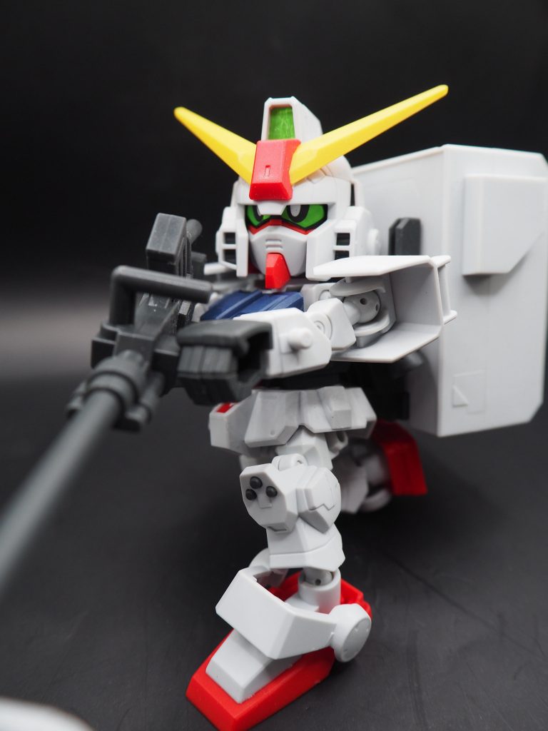 ウェザリングが一番映えるMSは陸戦型ガンダムだと思いますが、SDで極端にディフォルメされているので今回はなし。ウェザリングもある意味ディフォルメです。ディフォルメ同士がかち合うとすごくわざとらしくなってしまうので、徹底的にやるつもりが無いならしない方がいいと思います。今は徹底的にやる気が起きないのでここまでです。