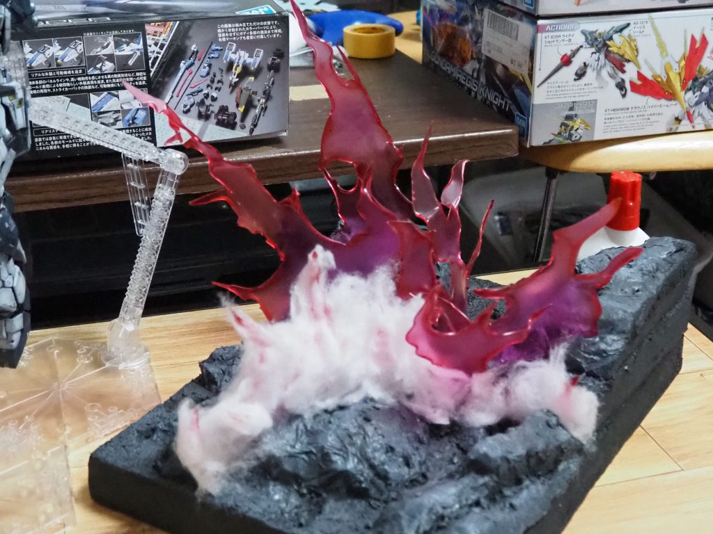 スタイロフォームでベースを作り透明プラ板を曲げた物を爆発の芯にしています。そこにコットンパフを木工用ボンドで貼付け煙りに見立てました。