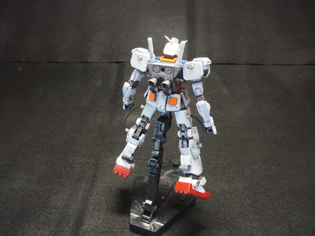 フロント&リアビューREVIVE版ガンダムと陸戦型ガンダムS型をベースにフルアーマーガンダムの頭部とつま先を取り付けました。