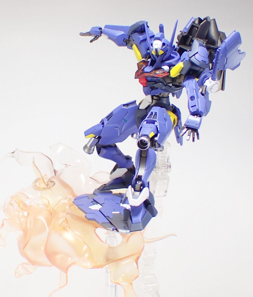 シールドをAMボクサーに見立ててGソードダイバーっぽく。エフェクトは100均の透明プラ板を炙って製作。