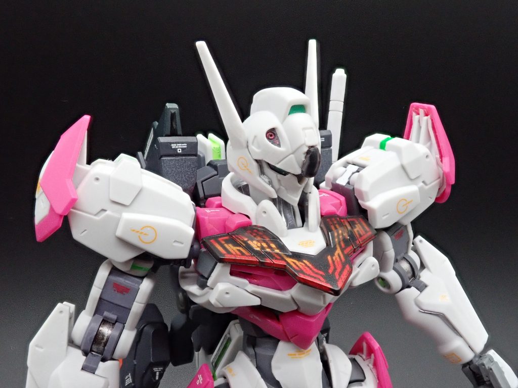 付属の胸部用シール(粘着面印刷)を切り抜いて額のクリアパーツ裏に貼り込んだんですが全然ですなw他にもHIQ PARTSのガンマズルを組み込んで結構手を掛けてる……というのに……わからんな……