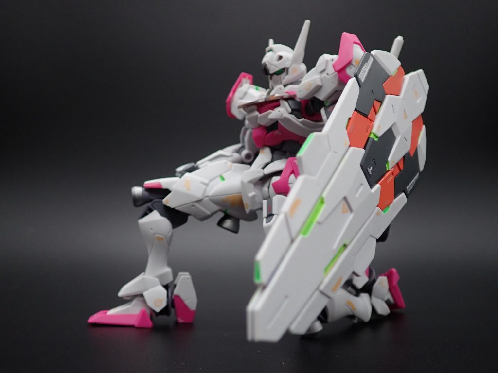 コンポガンビットシールドの密度感を上げたくて、思い切ってオリジナル配色で塗装しましたもう少しでもガンドフォーマットの研究開発が進んでいたら或いは……というイメージで