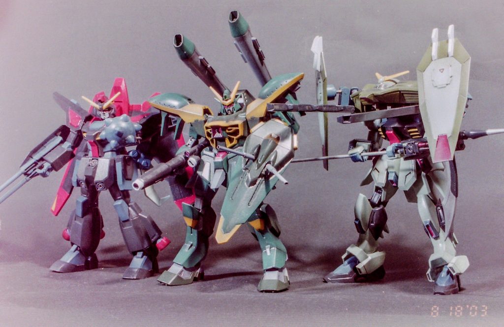 以前アップしたカラミティ・ガンダムの他にフォビドゥンとレイダーも作っていたのを忘れていました(汗)写真の右下に年月日が刻印されていますので間違いありません(笑)