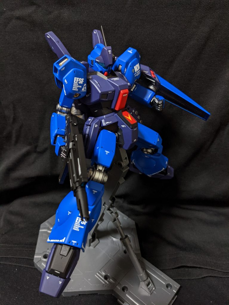 ストレート組みです。元は全身がほぼ緑なジェガンですが配色を主に青系2トーンにまとめました。この配色は王道ですがメリハリついて安定ですね。