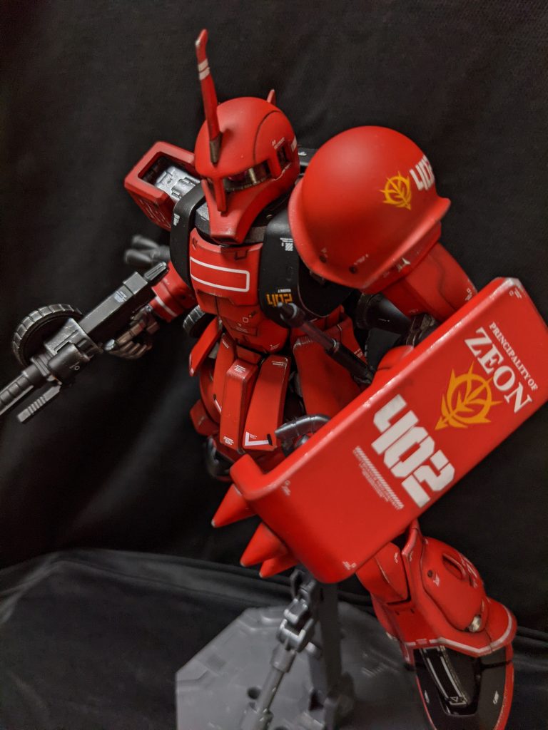 スパイクシールドはザクIIのセットで作りました。ザクマシンガンは05ザクのマシンガンに持つ所を06ザクの物を取り付けてダボ接続できるようにしました。