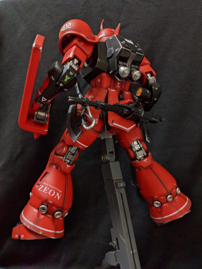 プラバンで作ったのはモノアイレール分割ラインとトサカ。後頭部のバイプ受けがあったところもプラバンで塞いでます。バックパックのパイプ穴はディテールアップパーツで塞ぎました。MS-05とMS-06に互換性があるような意味で埋めて整形ではなく05では使わない部分という意味で蓋をしてます。同じ理由で脚部パイプ穴は塞がず内部フレームを左右入れ替えフレームが見える部分を本体カラーで塗装しディテール化しました。