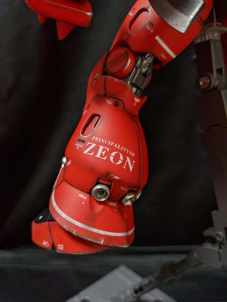 05ザクと06ザクは似ているので、パーツに互換性があったのでは?という設定なので公式設定の05ザクとは違います。あと、エース機なので(^_^;)