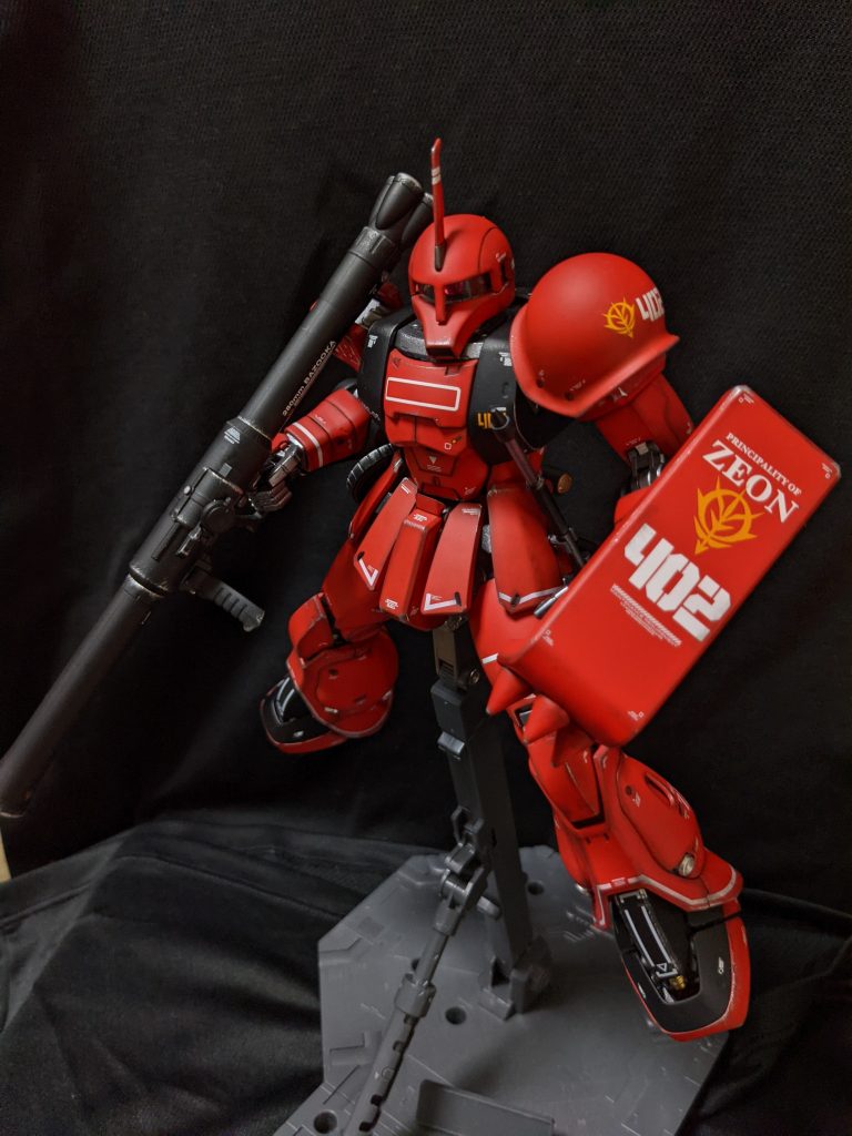 基本的にはザクII ver2.0なのでよく動きますし、付属の武器は全部装備可能です。