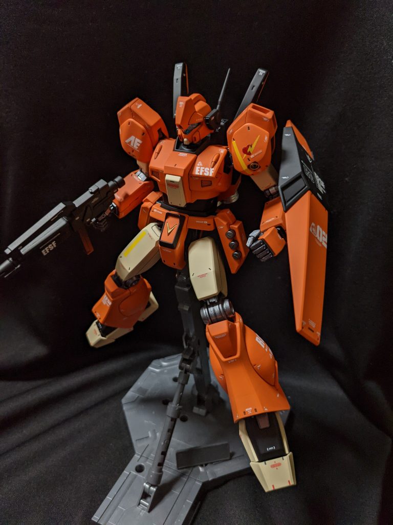 大尉がいないんだからっ!戦場でめっちゃ目立つカラーしてますw肩にケーラ・スゥのエンブレムを描いてみました