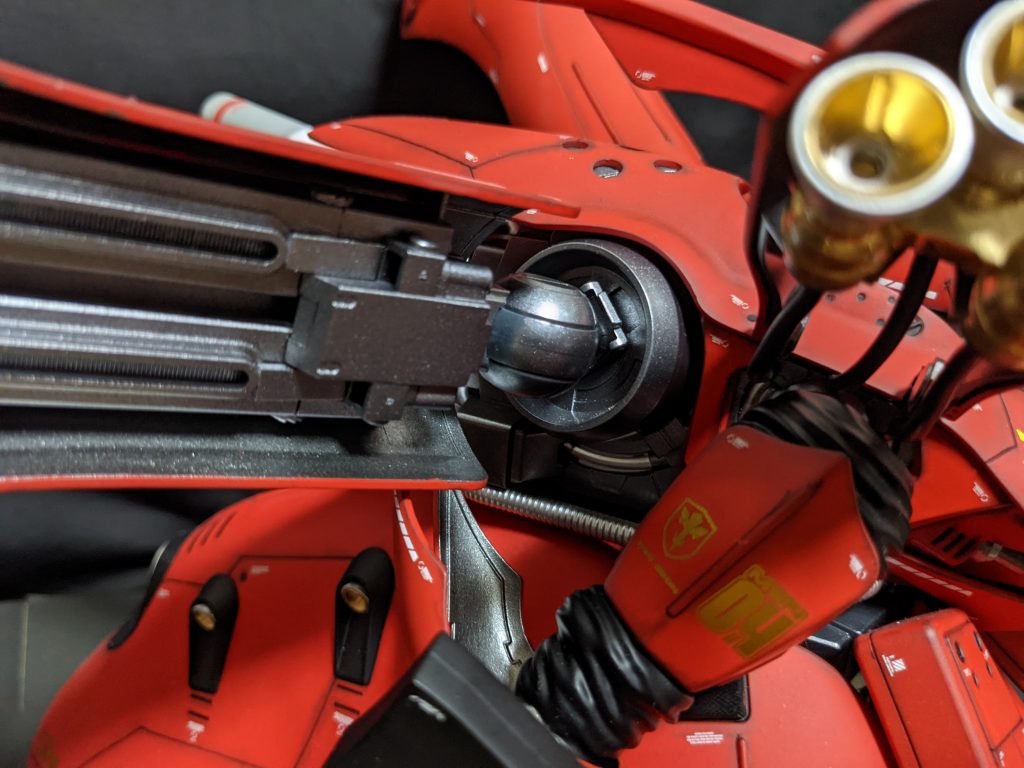 バインダーが位置固定なので接続部分にMG Hiνガンダムの足首を取り付けて可動できるようにしました。バインダー角度を変えられるので力強い感じに見えるようになりました。