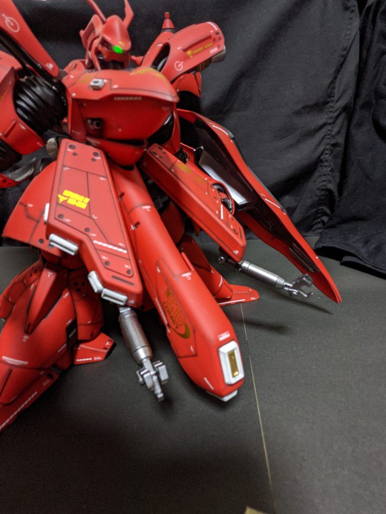 面積の多いキットですがディテールがあっさりめなのでスジボリを全体的に追加しまし、デカールと合わせて情報量ましてます。アーマー裏の隠し腕ディテールをくり抜き、足りない部分をプラバンなどで整形、コトブキヤのジョイントパーツを使いアームを展開できるようにしました。コの字手なのでサーベルとか持てます。